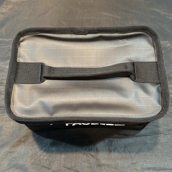 New The North Face Base Camp Voyager Black Lunch Cooler One Size NWT - Picture 2 of 15